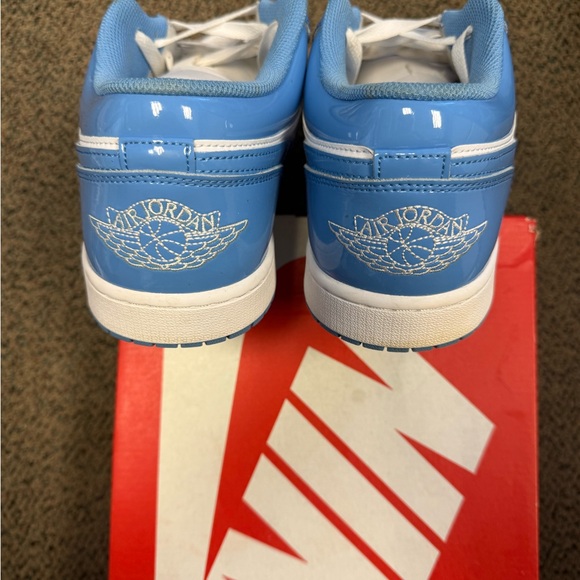 Jordan 1 Low SE White Legend Blue Sneakers - Picture 4 of 5